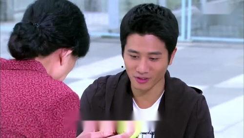 帅哥与大妈吃瓜视频大全,帅哥大妈同框，吃瓜视频大全趣味横生