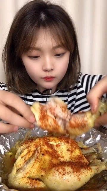 克拉玛依姐妹吃瓜视频,克拉玛依姐妹瓜田欢乐时光