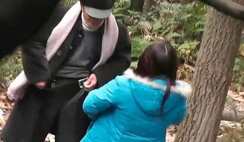 大爷看情侣吵架吃瓜视频,笑谈人间百态