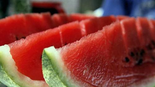 大瓜头吃冰西瓜视频,冰西瓜大快朵颐欢乐瞬间
